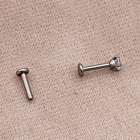 Brand New Doviana White CZ 3mm Threadless Titanium Flat Back Single Earring - Picture 7 of 9